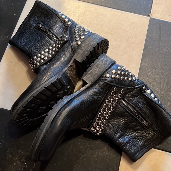 Steve Madden size 6 black studded moto boot - Picture 3 of 4